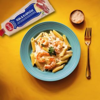 Penne so syrovou omáčkou z taveného syra s krevetami a rakmi Kavli Räk & KräftOst. 🧀🍤🍝 . #swenorden #kavli #rakost...