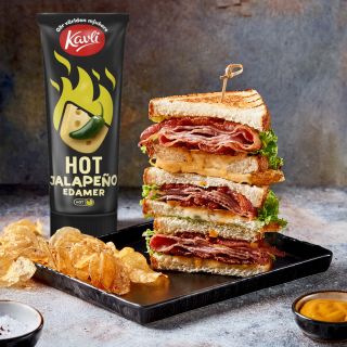 Kavli Hot Jalapeño Mjukost / Edamer je tavený tvrdý syr 🧀 s jalapeño papričkami 🌶, ktorý sa výborne hodí napríklad ako dip...